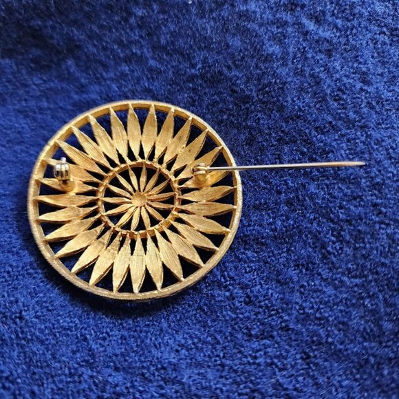 Vintage Gold-toned Daisy Brooch - Picture 4 of 5